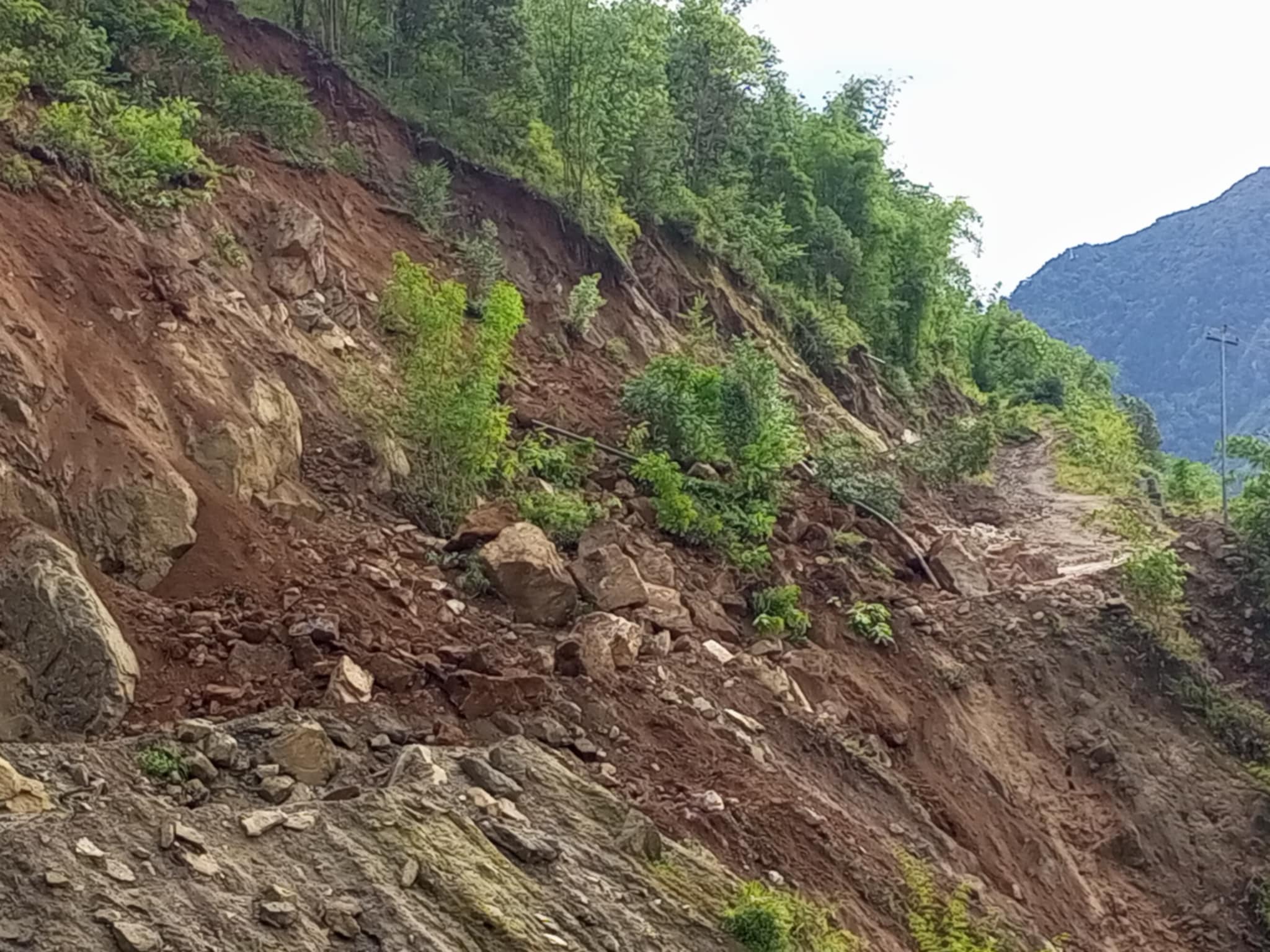 इलाम र बागलुङ नगरपालिका क्षेत्रका प्रमुख सडकहरू पहिरोका कारण अवरुद्ध: यातायात प्रभावित