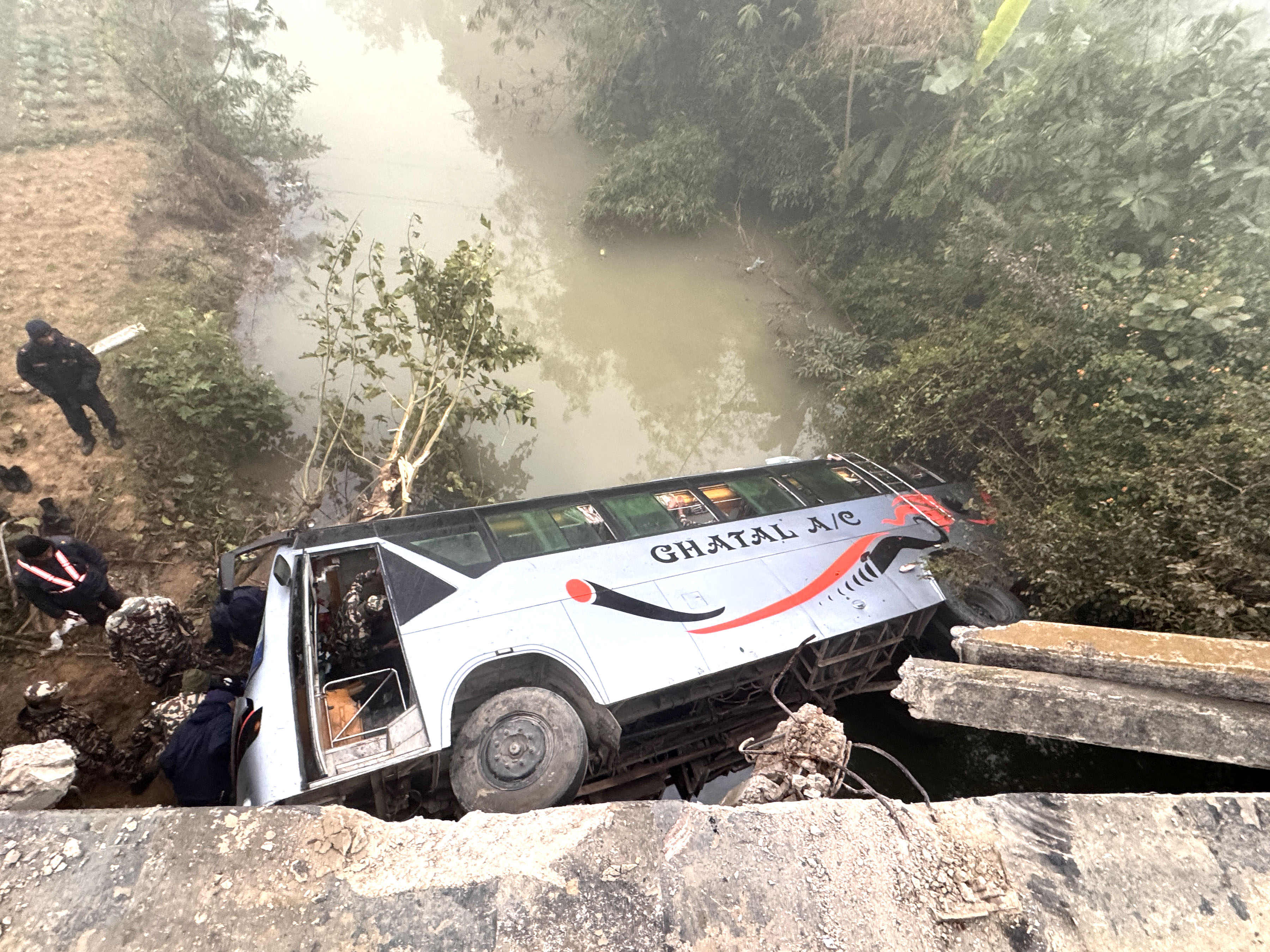 लमही नगरपालिकामा बस दुर्घटना: २२ घाइते