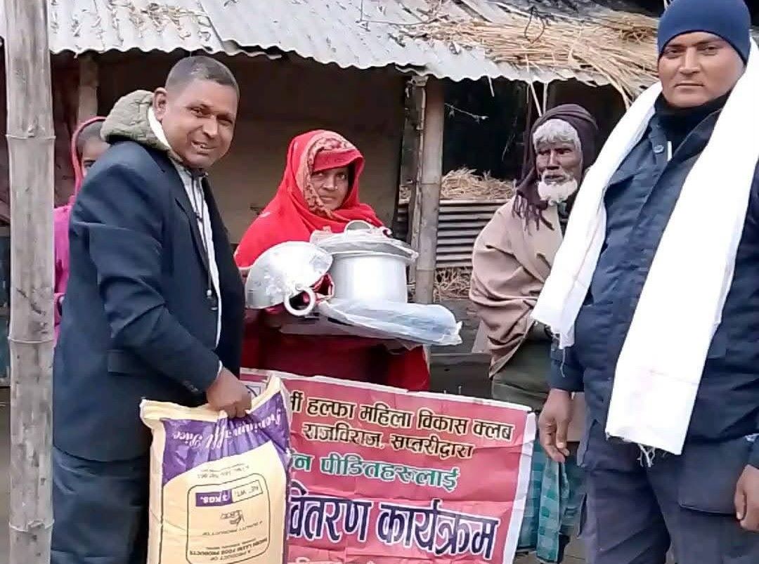 छिन्नमस्ता गाउँपालिकामा आगलागी पीडित परिवारलाई राहत वितरण