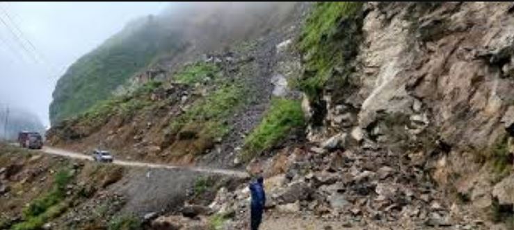 रघुगंगा गाउँपालिका: बाध्यता र अवसरबीचको संघर्ष – बेनी–जोमसोम सडक अवरुद्ध