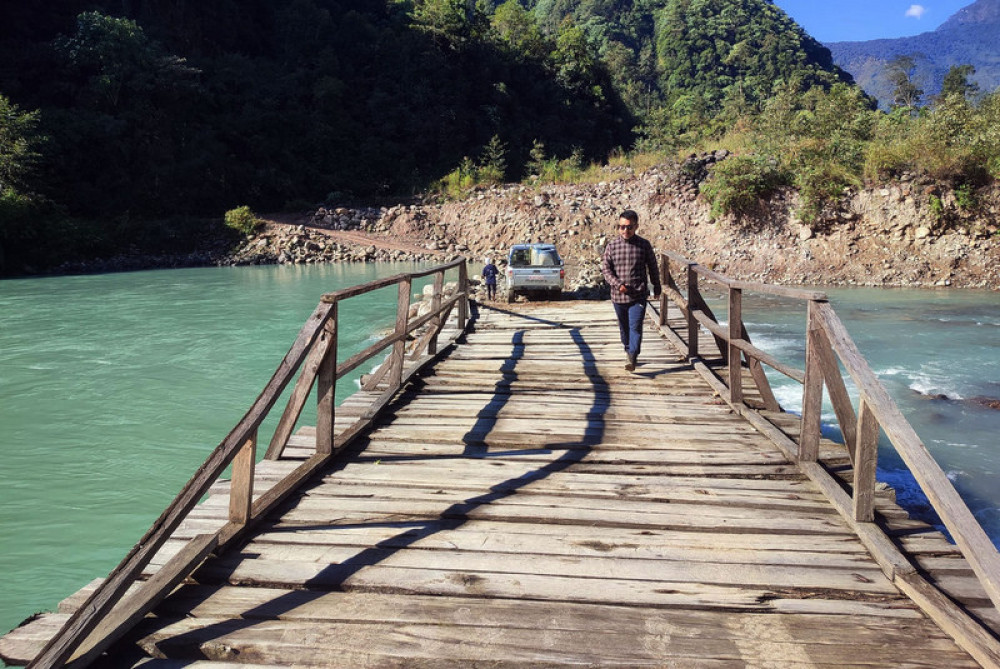 फक्ताङलुङ गाउँपालिकाले तमोर नदीमा मोटर गुड्ने काठे पुल निर्माण