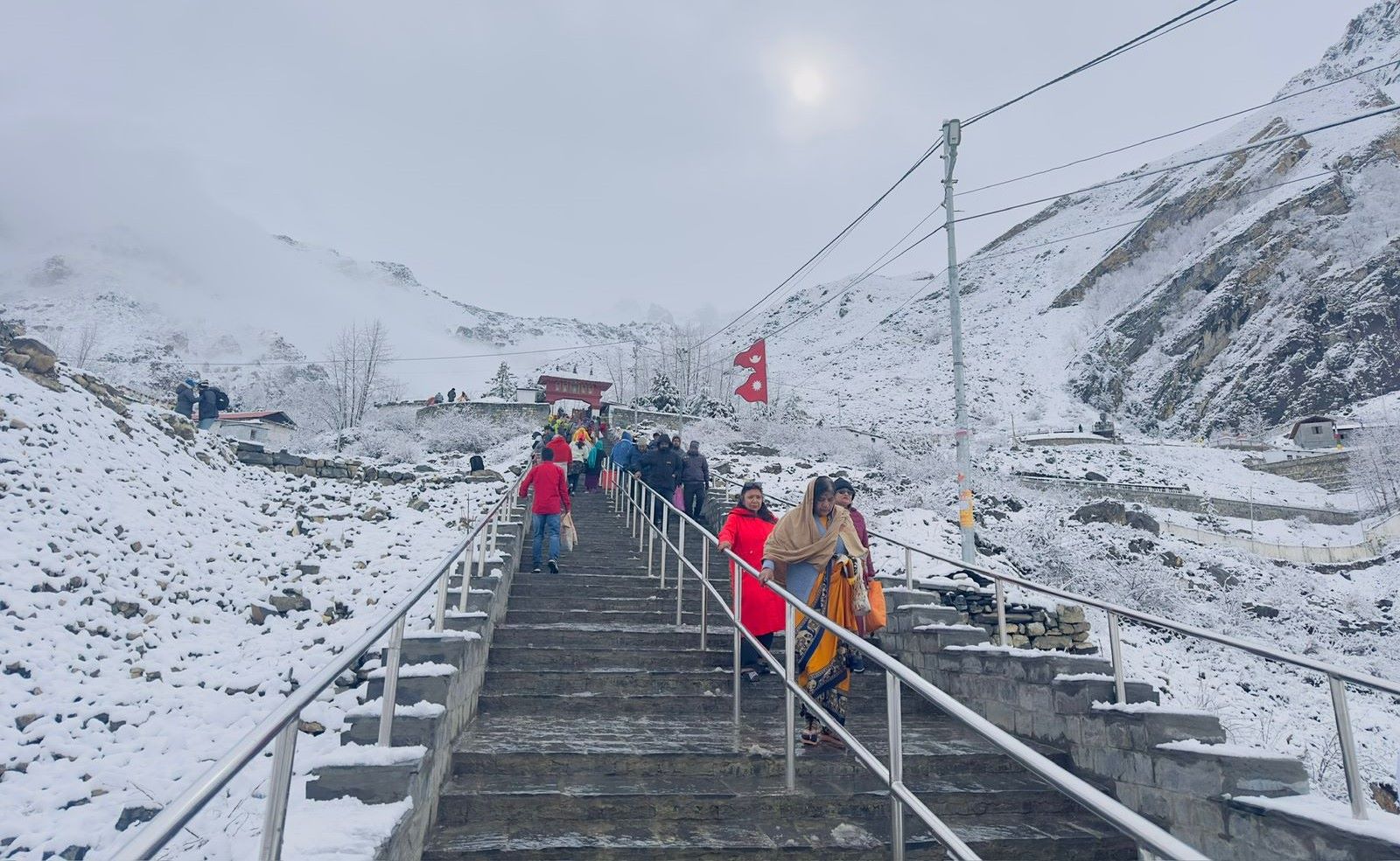 वारागुङ मुक्तिक्षेत्र गाउँपालिकामा हिमपातले बढायो धार्मिक पर्यटन आकर्षण