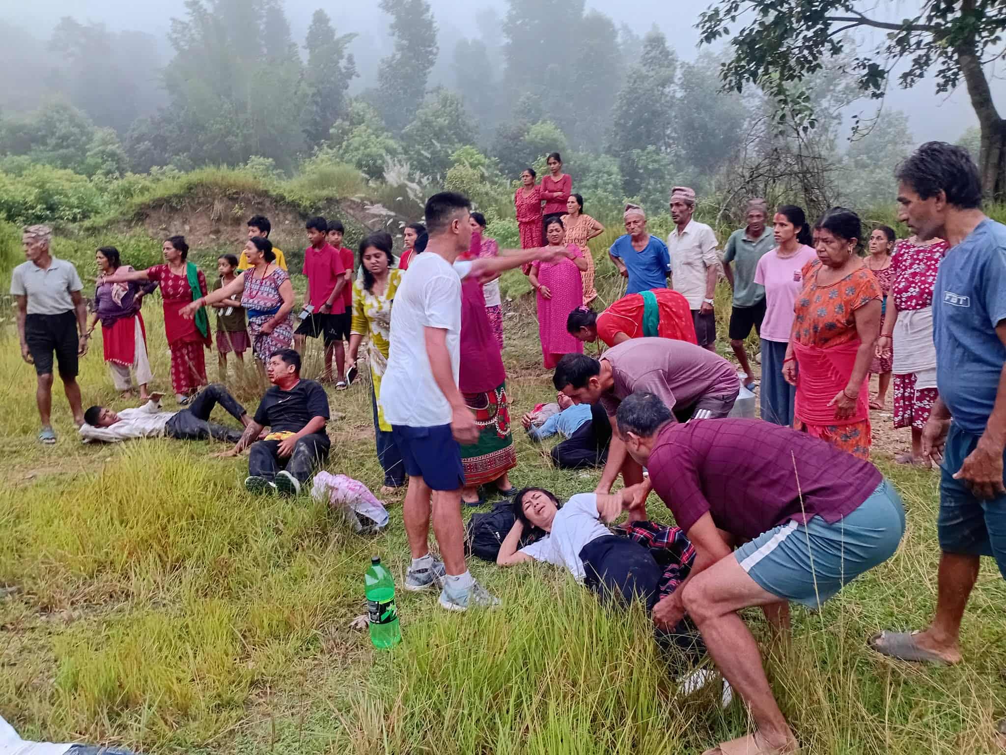 भीमसेन थापा गाउँपालिकामा बस दुर्घटना: २१ घाइते, तीन गम्भीरलाई काठमाडौँ रेफर