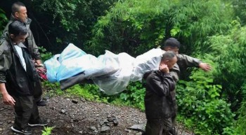 बाढीले पुल बगाएपछि स्ट्रेचरमा बिरामी उद्धार, फक्ताङलुङ पालिकाको तत्काल मर्मत योजना