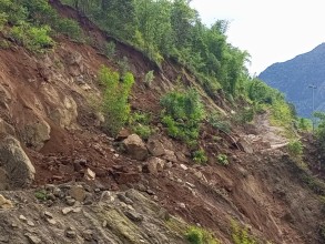 इलाम र बागलुङ नगरपालिका क्षेत्रका प्रमुख सडकहरू पहिरोका कारण अवरुद्ध: यातायात प्रभावित