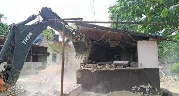 सार्वजनिक जमिन अतिक्रमणविरुद्ध रामग्राम नगरपालिकाको डोजर कारबाही