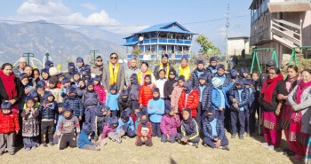 फुङ्लिङ नगरपालिकाद्वारा बालमन्दिरका शिक्षक र विद्यार्थीलाई जाडो राहत