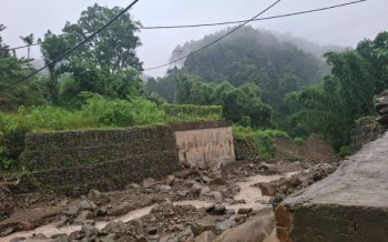 धरान उपमहानगरपालिका–५ मा लेदुवा खोला पुल पाँच वर्षदेखि अलपत्र