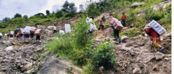 कोदारी, भोटेकोशी गाउँपालिका: सडक अवरुद्ध हुँदा व्यवसायीले बोकाएरै सामान तारे