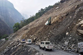 रघुगङ्गा गाउँपालिकामा पहिरो नियन्त्रण तीव्र, बेनी–जोमसोम सडक सुरक्षित बनाउने अभियान सुरु
