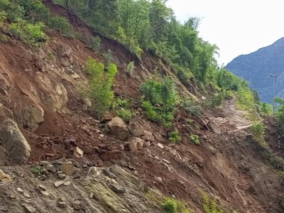 इलाम र बागलुङ नगरपालिका क्षेत्रका प्रमुख सडकहरू पहिरोका कारण अवरुद्ध: यातायात प्रभावित