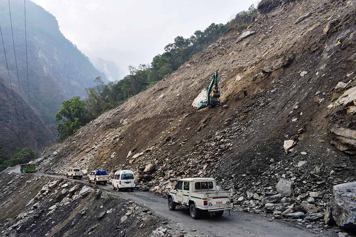 रघुगङ्गा गाउँपालिकामा पहिरो नियन्त्रण तीव्र, बेनी–जोमसोम सडक सुरक्षित बनाउने अभियान सुरु