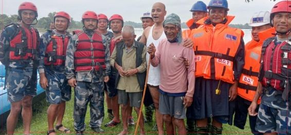 गुलरिया नगरपालिकामा बबई नदीमा फसेका दुई वृद्धको सशस्त्र प्रहरीद्वारा सफल उद्धा