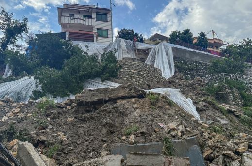 टोखा नगरपालिकाको अविरल वर्षाले पर्खाल ढला: सडक बन्द, बिजुली अवरुद्ध