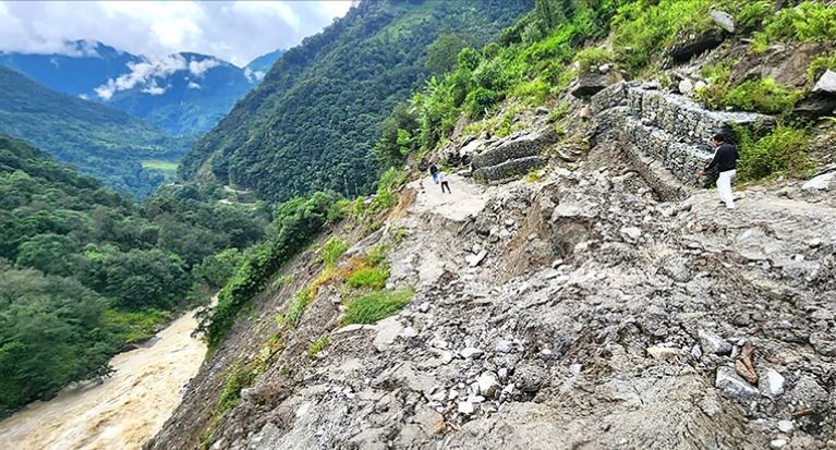 मकालु गाउँपालिका–३ अन्तर्गत सडक अवरुद्ध, खोजिँदै समाधान