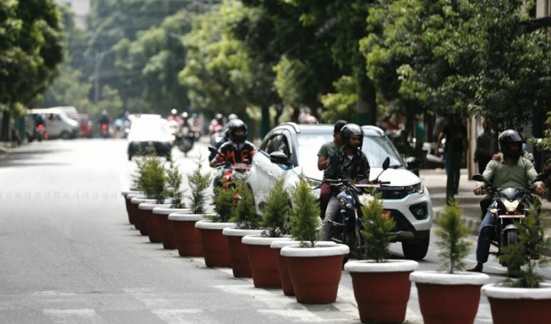 डिभाइडर हटाएर गमला राख्दै ललितपुर महानगर: हरियाली र सौन्दर्यीकरणतर्फ नयाँ कदम