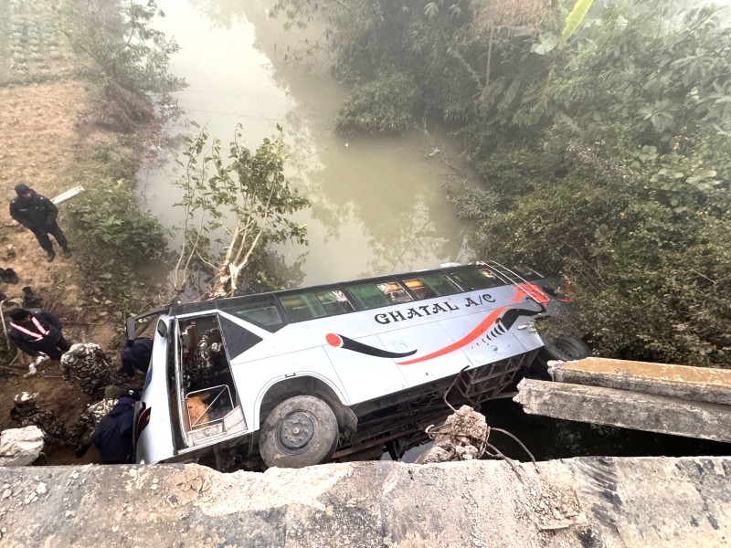 लमही नगरपालिकामा बस दुर्घटना: २२ घाइते