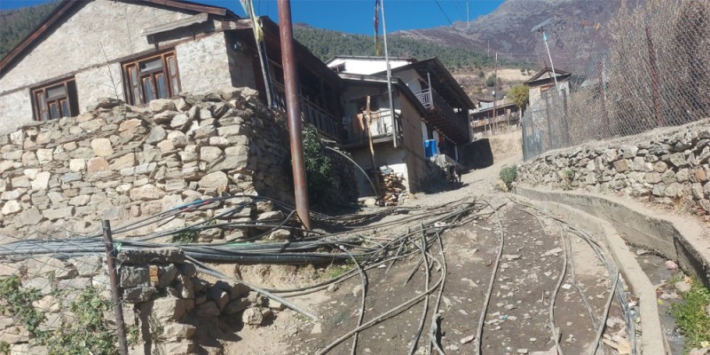 सिमकोट गाउँपालिकामा अव्यवस्थित पाइपलाइनले खानेपानी संकट