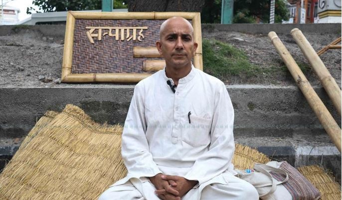 दिक्तेल रुपाकोट मझुवागढी पालिका प्रमुख भट्टराईद्वारा कच्चा पदार्थ प्रयोगमा सत्याग्रह
