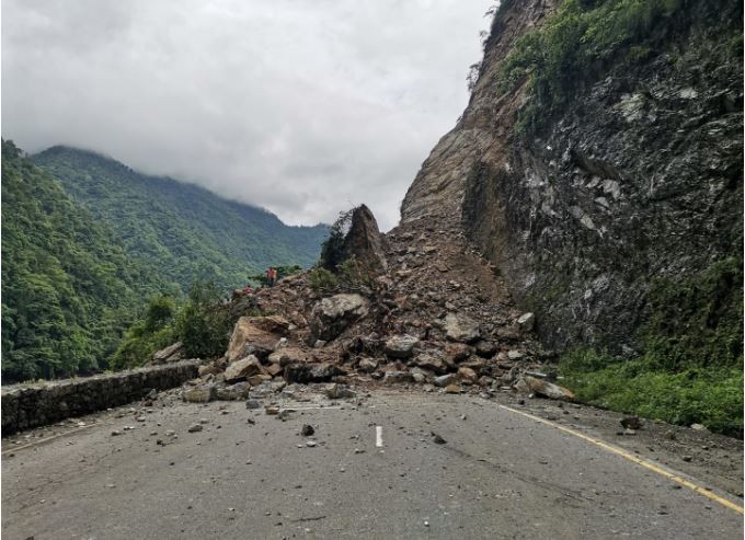 माथागढी गाउँपालिका–१, बुढीकोट : पहिरोले आर्यभन्ज्याङ–जब्गादी–रामपुर सडक अवरुद्ध