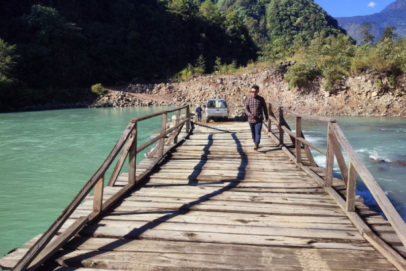 फक्ताङलुङ गाउँपालिकाले तमोर नदीमा मोटर गुड्ने काठे पुल निर्माण