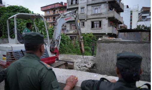 काठमाडौं महानगरपालिकाले मनमती खोलामा अनधिकृत संरचनाहरू हटायो