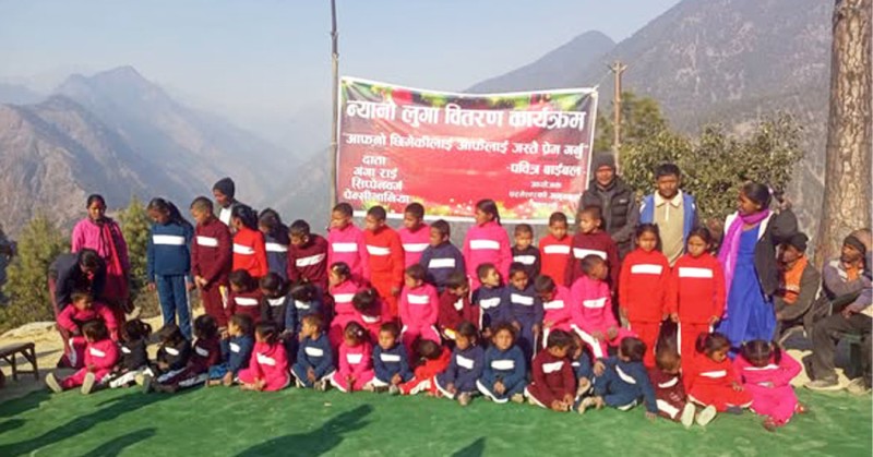 हिमाली गाउँपालिकामा विद्यार्थीलाई न्यानो कपडा वितरण