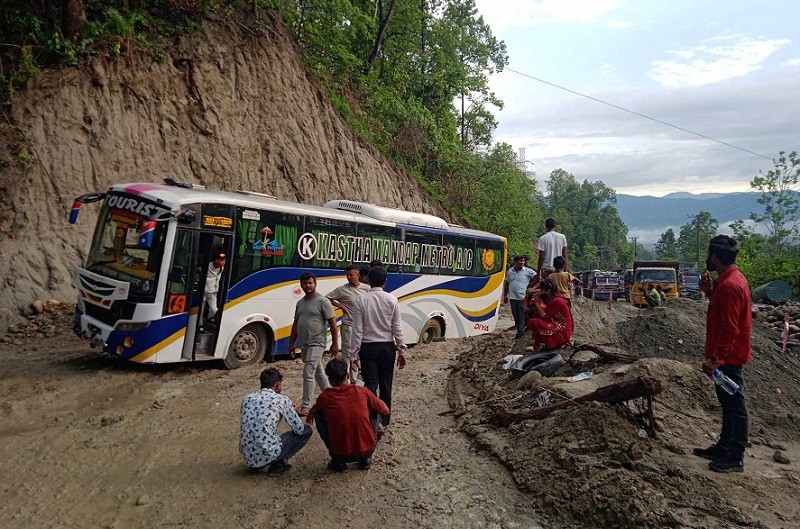 विनयी त्रिवेणी गाउँपालिकामा हिलोका कारण बुटवल–नारायणगढ सडक अवरुद्ध