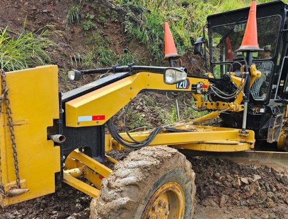 काठेखोला गाउँपालिका–७ रेश सडकमा कालोपत्र सुरु, पाँच वर्षपछि पूर्वाधार सुधार