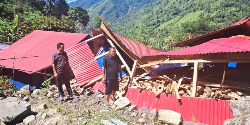 संखुवासभा,जिल्लाको भोटखोला गाउँपालिका(४)मा पहिरो जाँदा पाँच घरपरिवार विस्थापित भएका छन्।